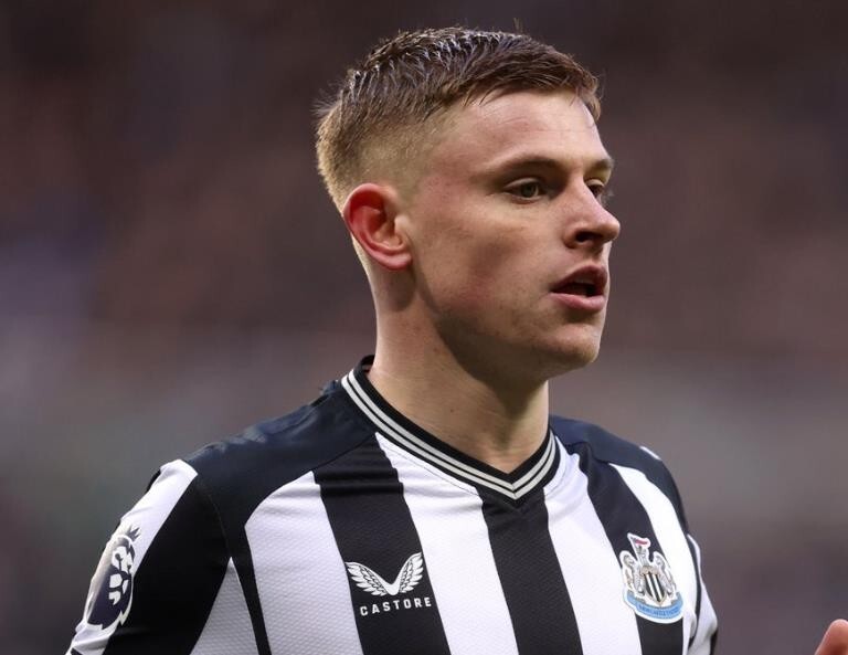 包含足总杯加时末段再迎强敌;纽卡斯尔内部沟通;主帅态度:管理层满意;球探报告显示潜力的词条-AYX